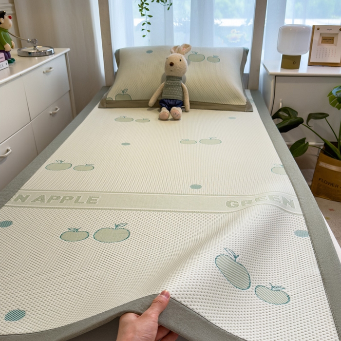 91家纺网 家纺一手货源 找家纺 凯罗 2026新款A类凉豆豆学生宿舍用床席可水洗凉席席子床席款 青苹果乐园-床席款