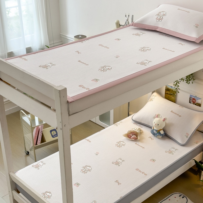 91家纺网 家纺一手货源 找家纺 凯罗 2026新款A类凉豆豆学生宿舍用床席可水洗凉席席子床席款 兔叽乖乖-床席款