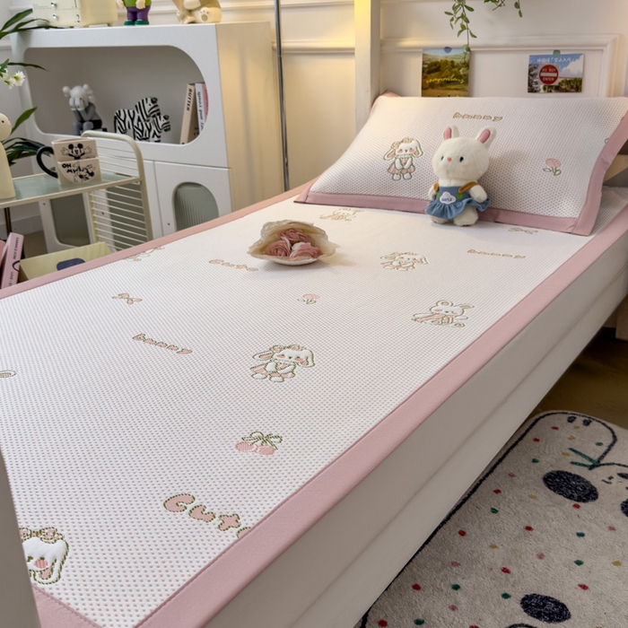 91家纺网 家纺一手货源 找家纺 凯罗 2026新款A类凉豆豆学生宿舍用床席可水洗凉席席子床席款 兔叽乖乖-床席款