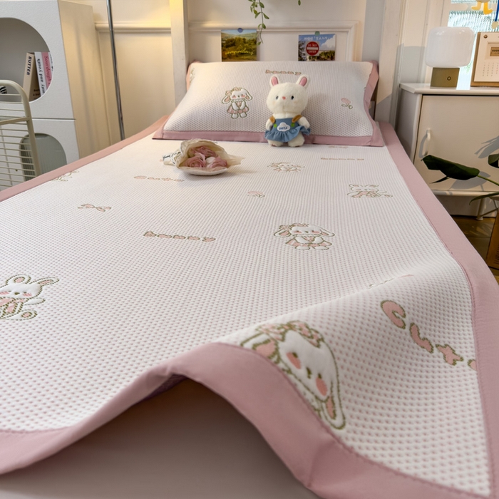 91家纺网 家纺一手货源 找家纺 凯罗 2026新款A类凉豆豆学生宿舍用床席可水洗凉席席子床席款 兔叽乖乖-床席款