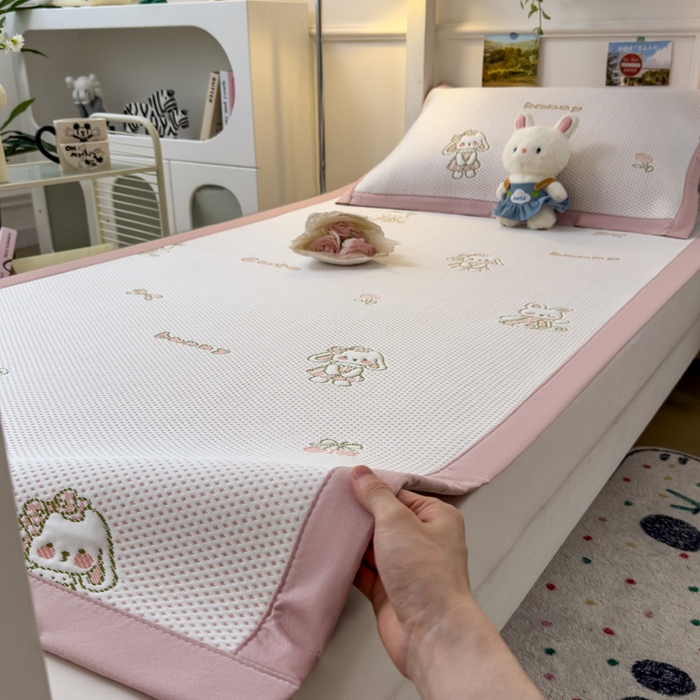 91家纺网 家纺一手货源 找家纺 凯罗 2026新款A类凉豆豆学生宿舍用床席可水洗凉席席子床席款 兔叽乖乖-床席款