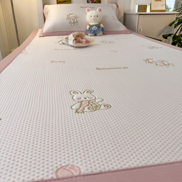 91家纺网 家纺一手货源 找家纺 凯罗 2026新款A类凉豆豆学生宿舍用床席可水洗凉席席子床席款 兔叽乖乖-床席款