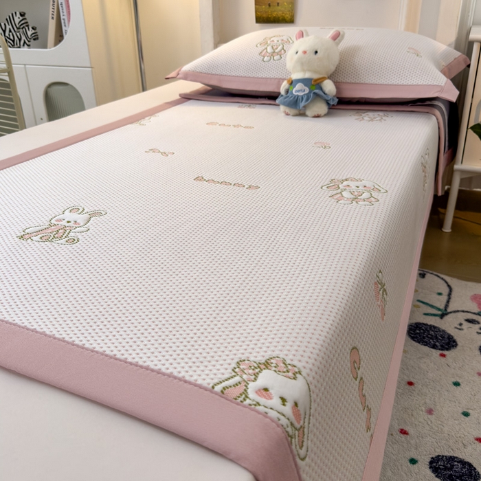 91家纺网 家纺一手货源 找家纺 凯罗 2026新款A类凉豆豆学生宿舍用床席可水洗凉席席子床席款 兔叽乖乖-床席款