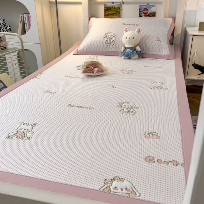 91家纺网 家纺一手货源 找家纺 凯罗 2026新款A类凉豆豆学生宿舍用床席可水洗凉席席子床席款 兔叽乖乖-床席款