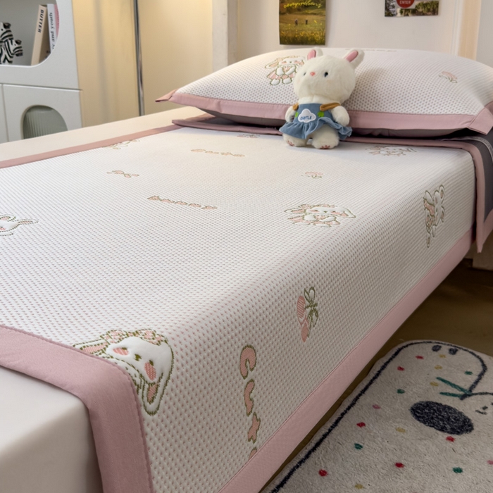 91家纺网 家纺一手货源 找家纺 凯罗 2026新款A类凉豆豆学生宿舍用床席可水洗凉席席子床席款 兔叽乖乖-床席款