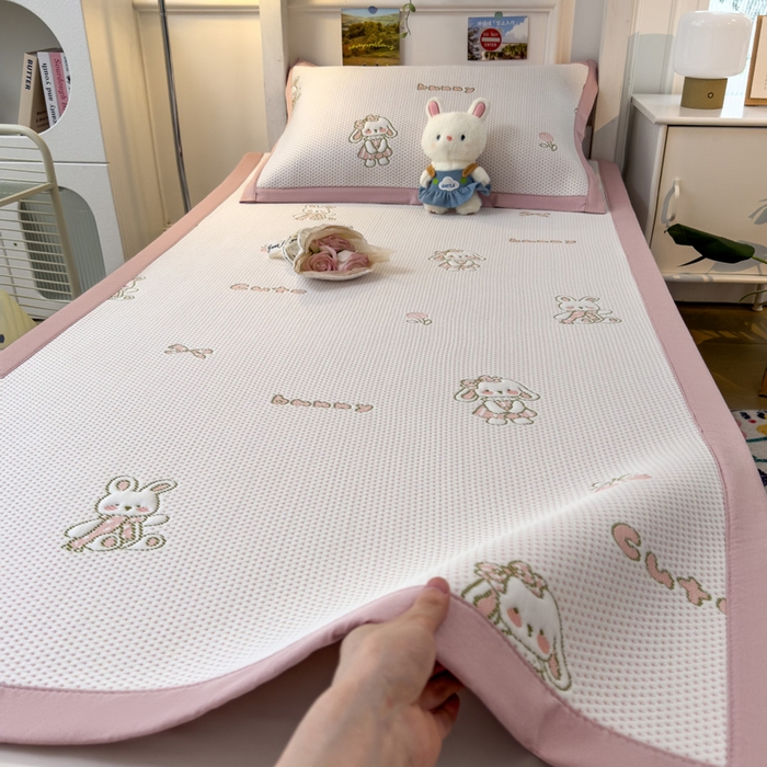 91家纺网 家纺一手货源 找家纺 凯罗 2026新款A类凉豆豆学生宿舍用床席可水洗凉席席子床席款 兔叽乖乖-床席款