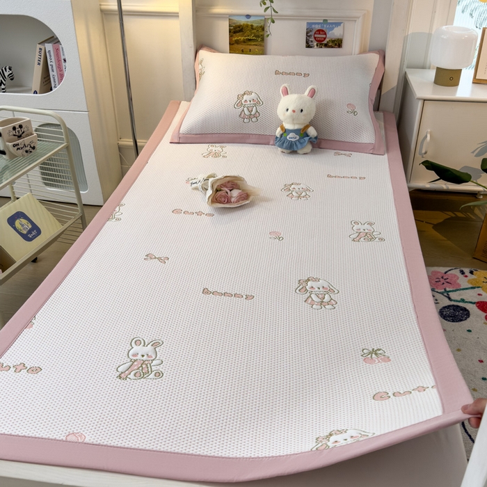 91家纺网 家纺一手货源 找家纺 凯罗 2026新款A类凉豆豆学生宿舍用床席可水洗凉席席子床席款 兔叽乖乖-床席款