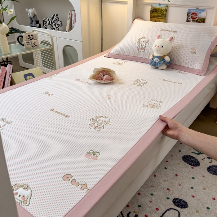 91家纺网 家纺一手货源 找家纺 凯罗 2026新款A类凉豆豆学生宿舍用床席可水洗凉席席子床席款 兔叽乖乖-床席款