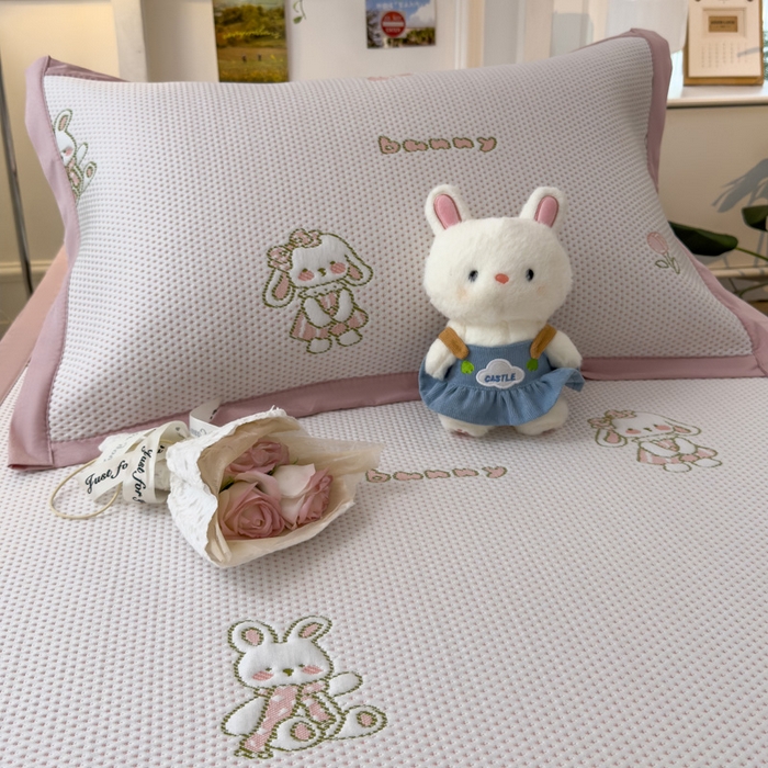 91家纺网 家纺一手货源 找家纺 凯罗 2026新款A类凉豆豆学生宿舍用床席可水洗凉席席子床席款 兔叽乖乖-床席款