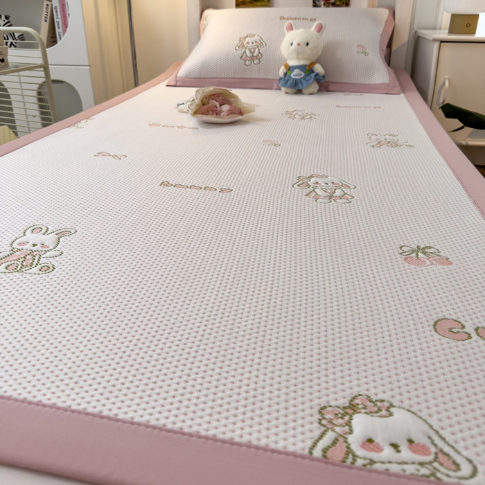 91家纺网 家纺一手货源 找家纺 凯罗 2026新款A类凉豆豆学生宿舍用床席可水洗凉席席子床席款 兔叽乖乖-床席款