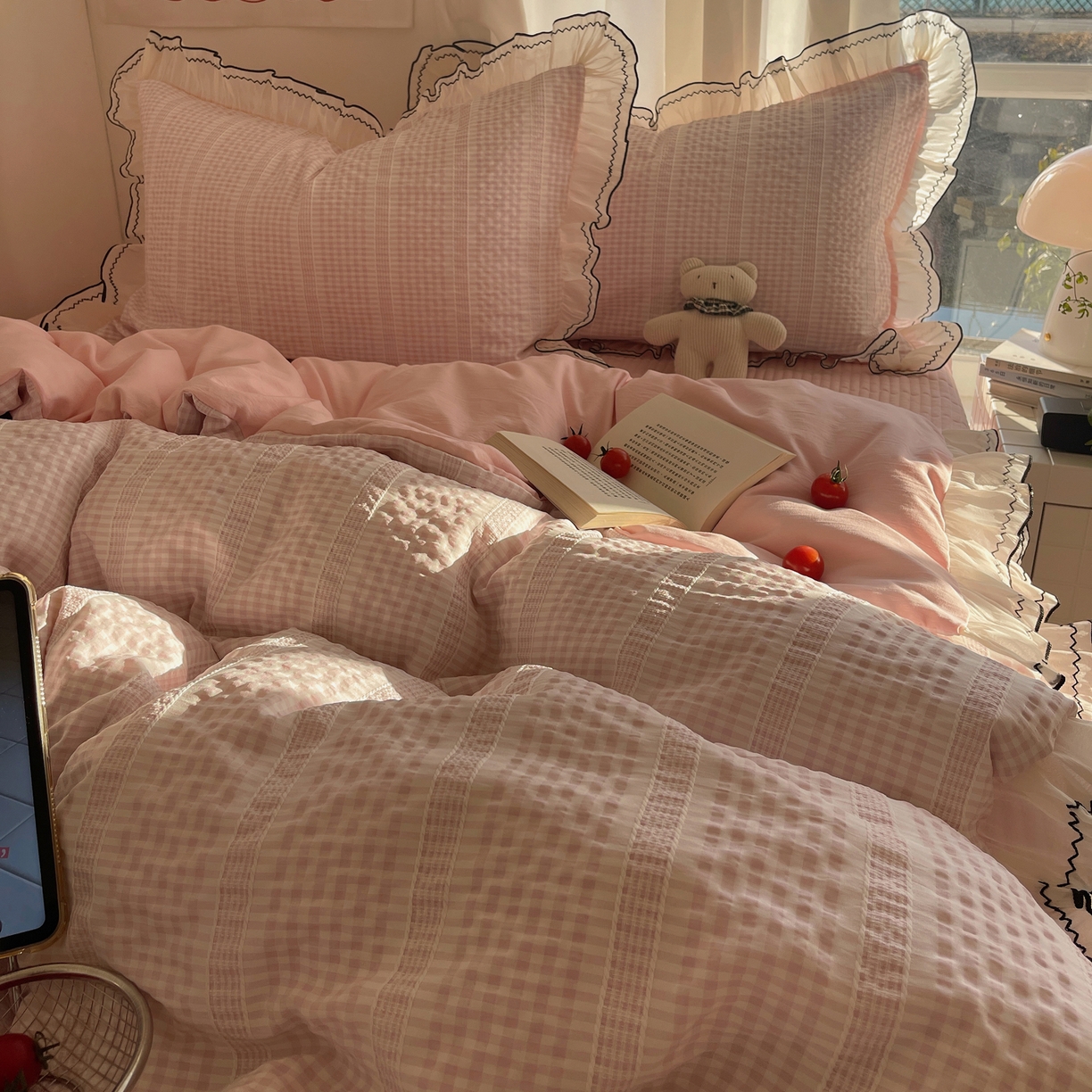 91家纺网 家纺一手货源 找家纺 首尔家纺 2026春夏新款小清新色织提花格子花边款床单床盖款四件套蜜格系列 蜜格-浅粉