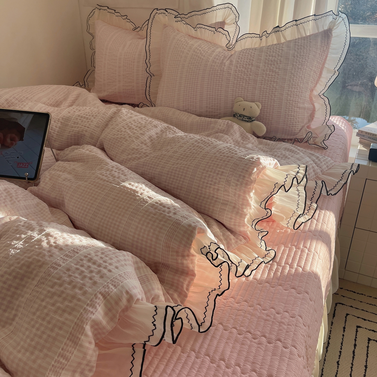 91家纺网 家纺一手货源 找家纺 首尔家纺 2026春夏新款小清新色织提花格子花边款床单床盖款四件套蜜格系列 蜜格-浅粉