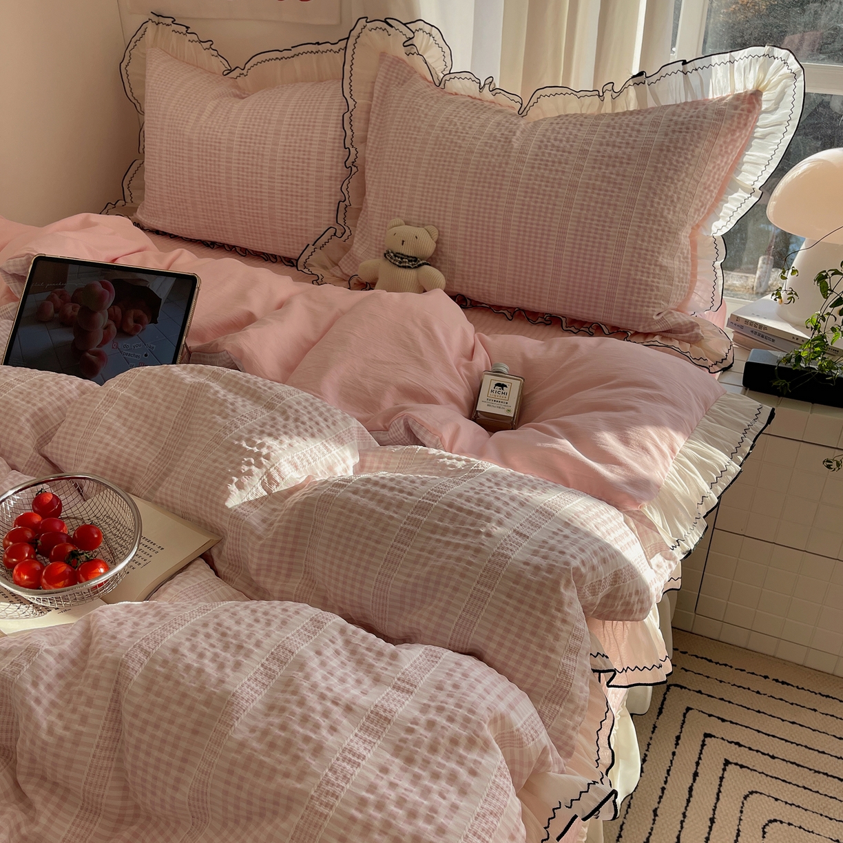91家纺网 家纺一手货源 找家纺 首尔家纺 2026春夏新款小清新色织提花格子花边款床单床盖款四件套蜜格系列 蜜格-浅粉