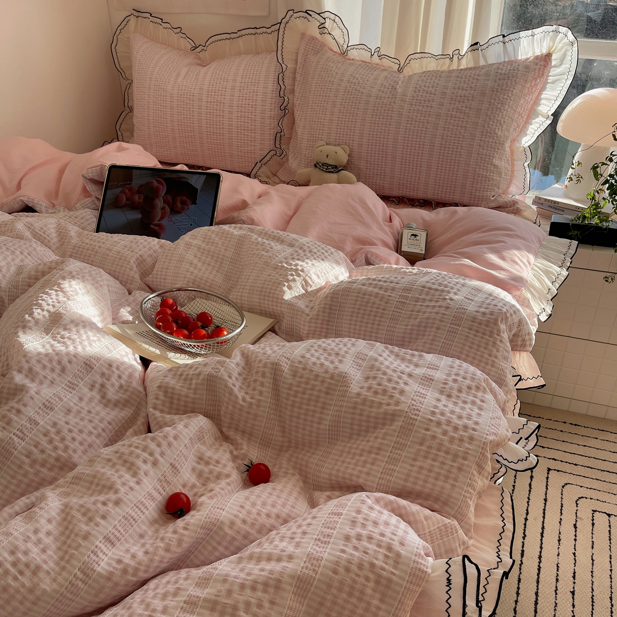 91家纺网 家纺一手货源 找家纺 首尔家纺 2026春夏新款小清新色织提花格子花边款床单床盖款四件套蜜格系列 蜜格-浅粉