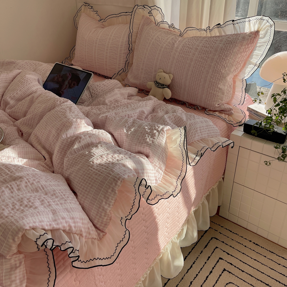 91家纺网 家纺一手货源 找家纺 首尔家纺 2026春夏新款小清新色织提花格子花边款床单床盖款四件套蜜格系列 蜜格-浅粉