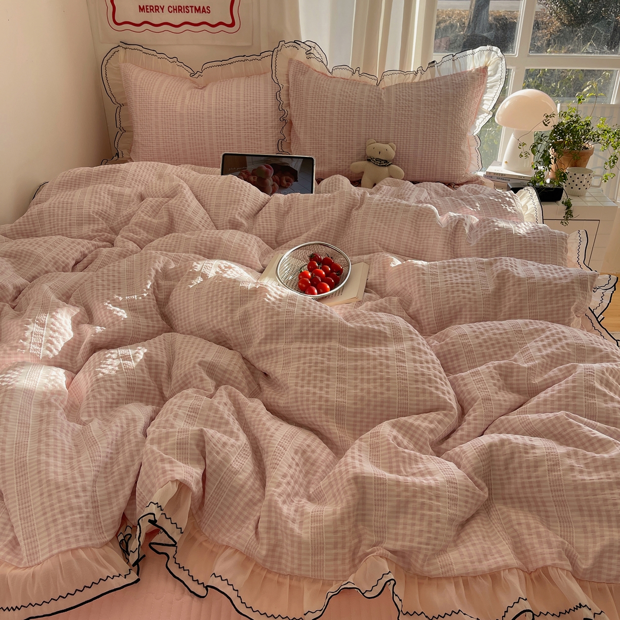 91家纺网 家纺一手货源 找家纺 首尔家纺 2026春夏新款小清新色织提花格子花边款床单床盖款四件套蜜格系列 蜜格-浅粉