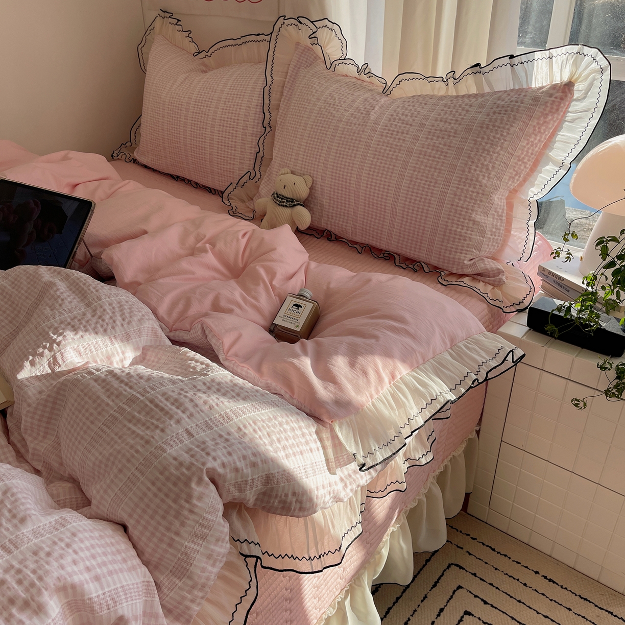 91家纺网 家纺一手货源 找家纺 首尔家纺 2026春夏新款小清新色织提花格子花边款床单床盖款四件套蜜格系列 蜜格-浅粉