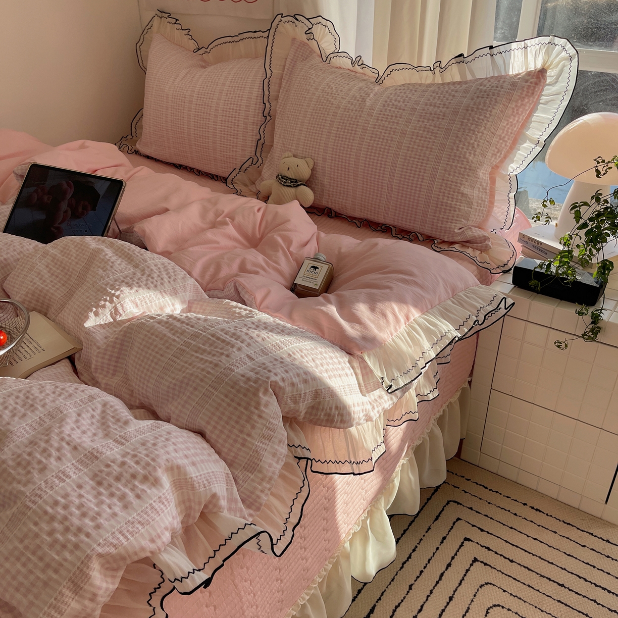 91家纺网 家纺一手货源 找家纺 首尔家纺 2026春夏新款小清新色织提花格子花边款床单床盖款四件套蜜格系列 蜜格-浅粉