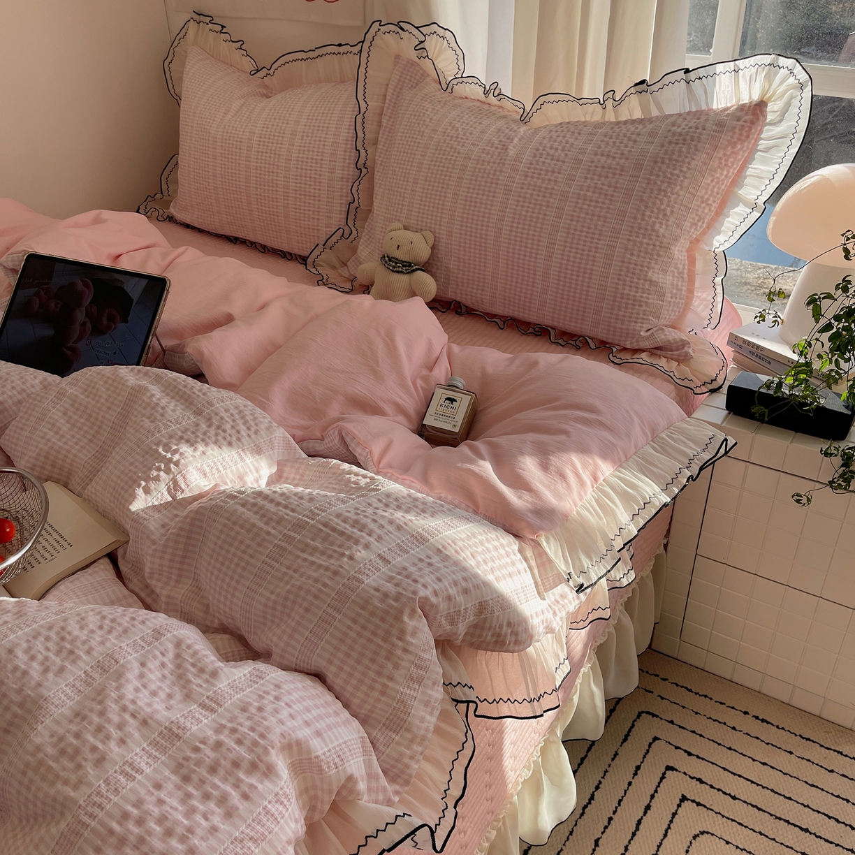 91家纺网 家纺一手货源 找家纺 首尔家纺 2026春夏新款小清新色织提花格子花边款床单床盖款四件套蜜格系列 蜜格-浅粉