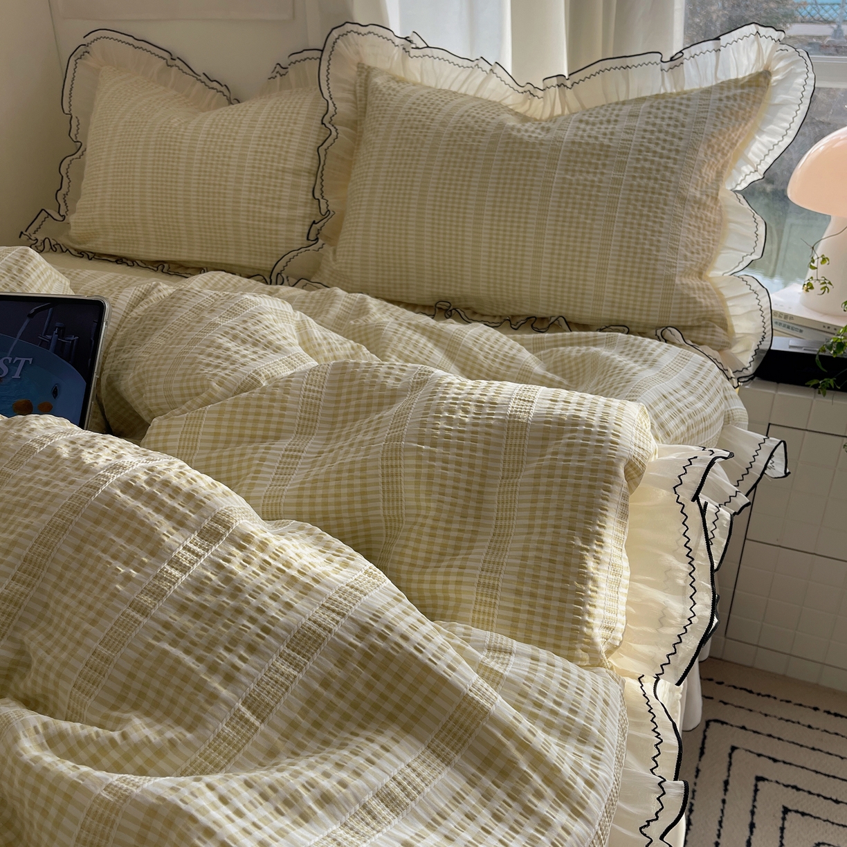 91家纺网 家纺一手货源 找家纺 首尔家纺 2026春夏新款小清新色织提花格子花边款床单床盖款四件套蜜格系列 蜜格-浅黄
