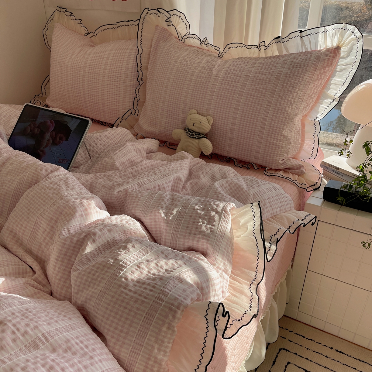 91家纺网 家纺一手货源 找家纺 首尔家纺 2026春夏新款小清新色织提花格子花边款床单床盖款四件套蜜格系列 蜜格-浅粉