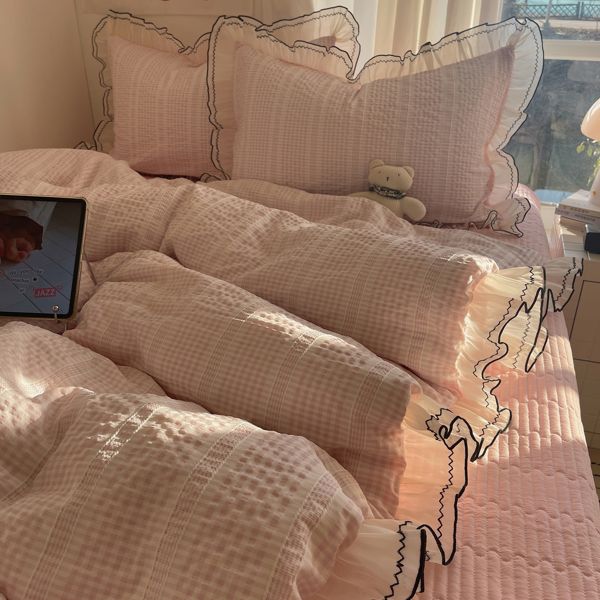 91家纺网 家纺一手货源 找家纺 首尔家纺 2026春夏新款小清新色织提花格子花边款床单床盖款四件套蜜格系列 蜜格-浅粉