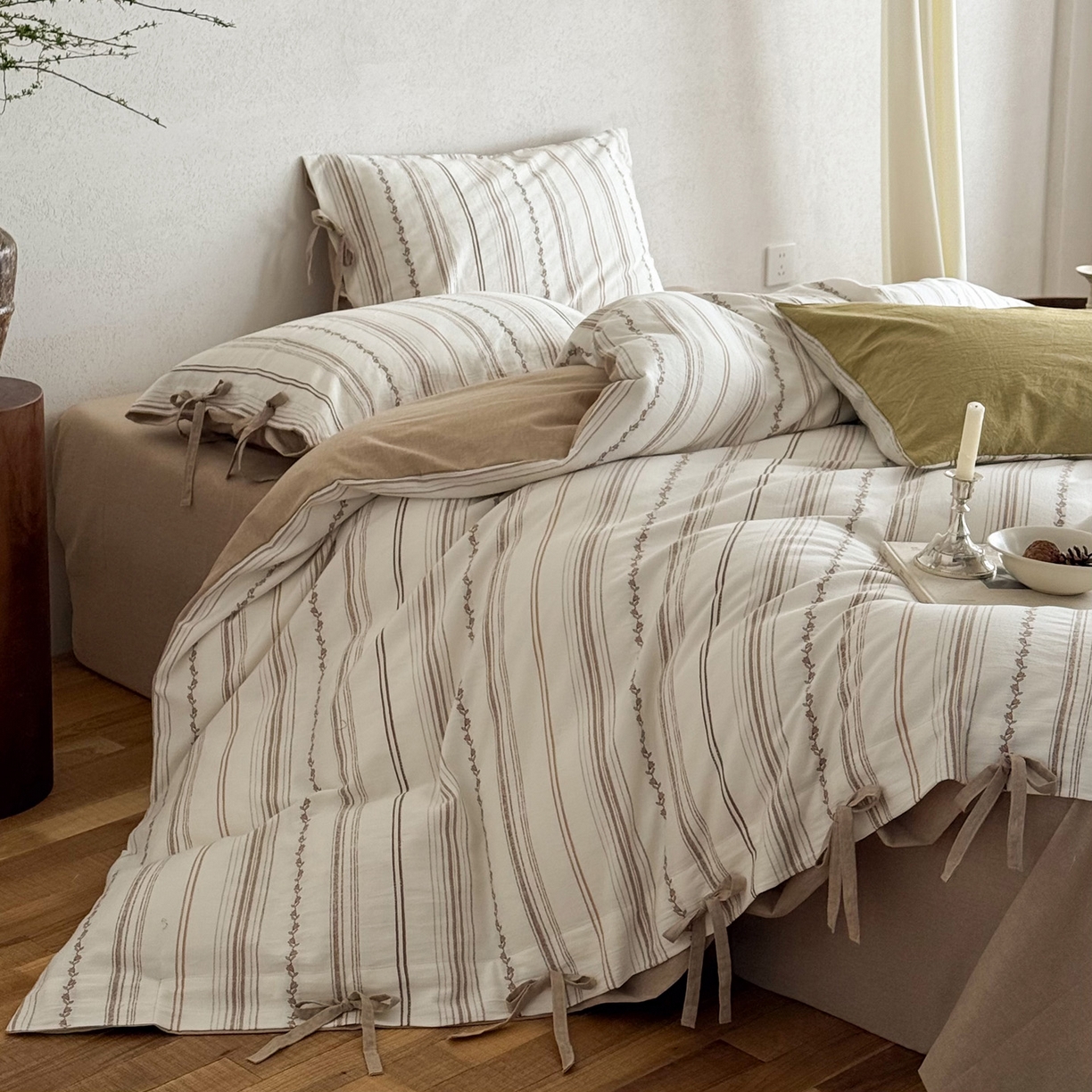 91家纺网 家纺一手货源 找家纺 华超针织 2026新款全棉剪花绑带款四件套-阿尔玛 阿尔玛 卡其