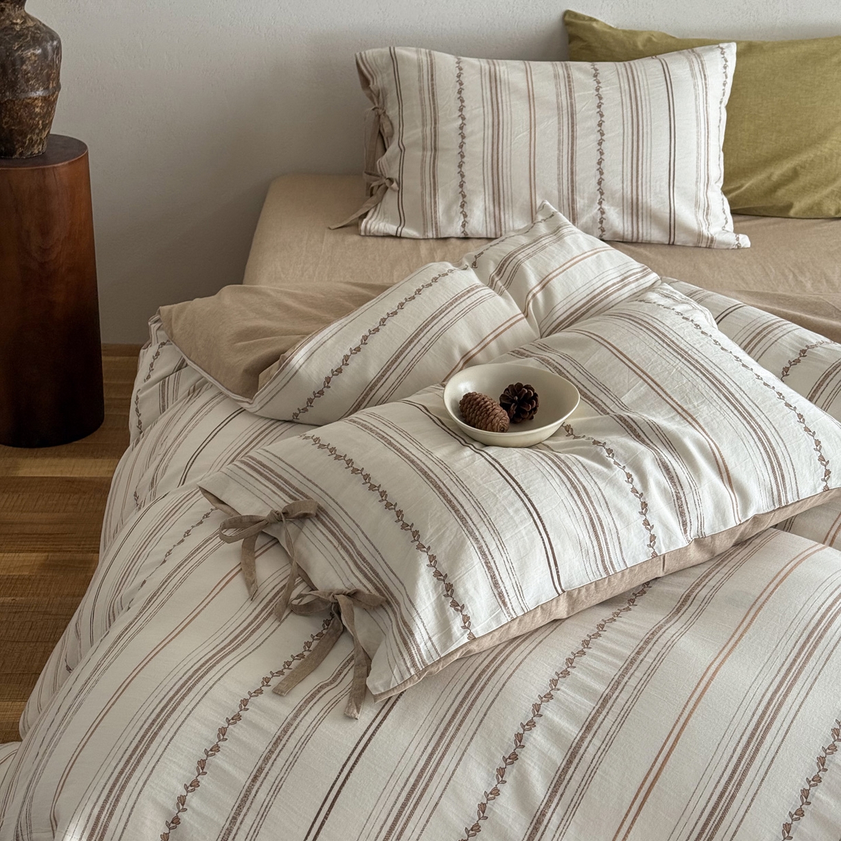 91家纺网 家纺一手货源 找家纺 华超针织 2026新款全棉剪花绑带款四件套-阿尔玛 阿尔玛 卡其