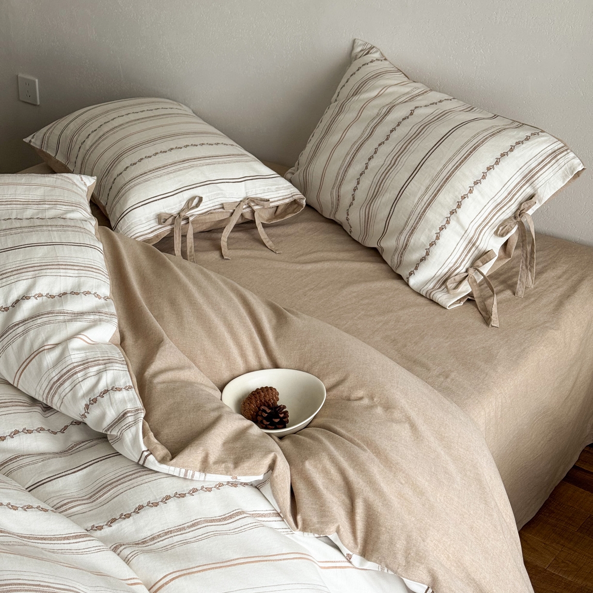 91家纺网 家纺一手货源 找家纺 华超针织 2026新款全棉剪花绑带款四件套-阿尔玛 阿尔玛 卡其