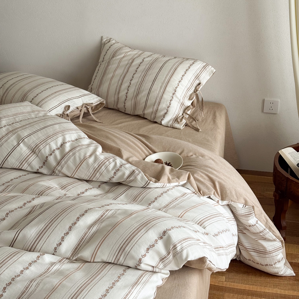 91家纺网 家纺一手货源 找家纺 华超针织 2026新款全棉剪花绑带款四件套-阿尔玛 阿尔玛 卡其