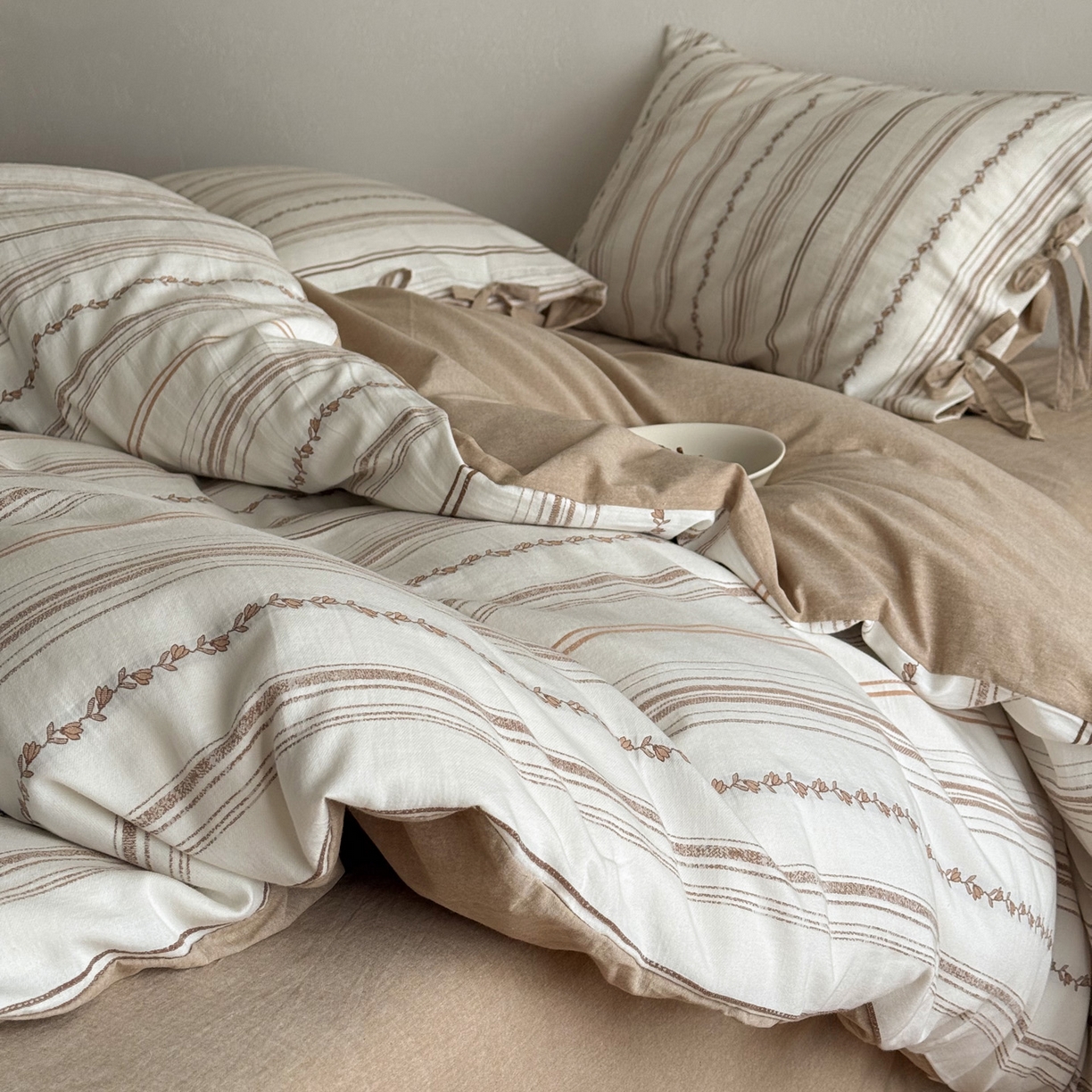 91家纺网 家纺一手货源 找家纺 华超针织 2026新款全棉剪花绑带款四件套-阿尔玛 阿尔玛 卡其