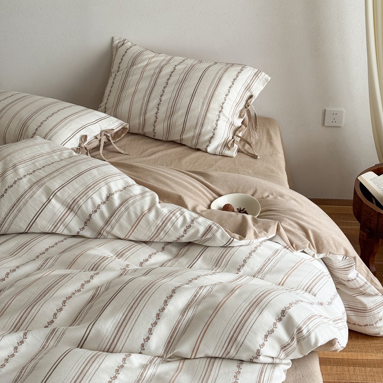 91家纺网 家纺一手货源 找家纺 华超针织 2026新款全棉剪花绑带款四件套-阿尔玛 阿尔玛 卡其