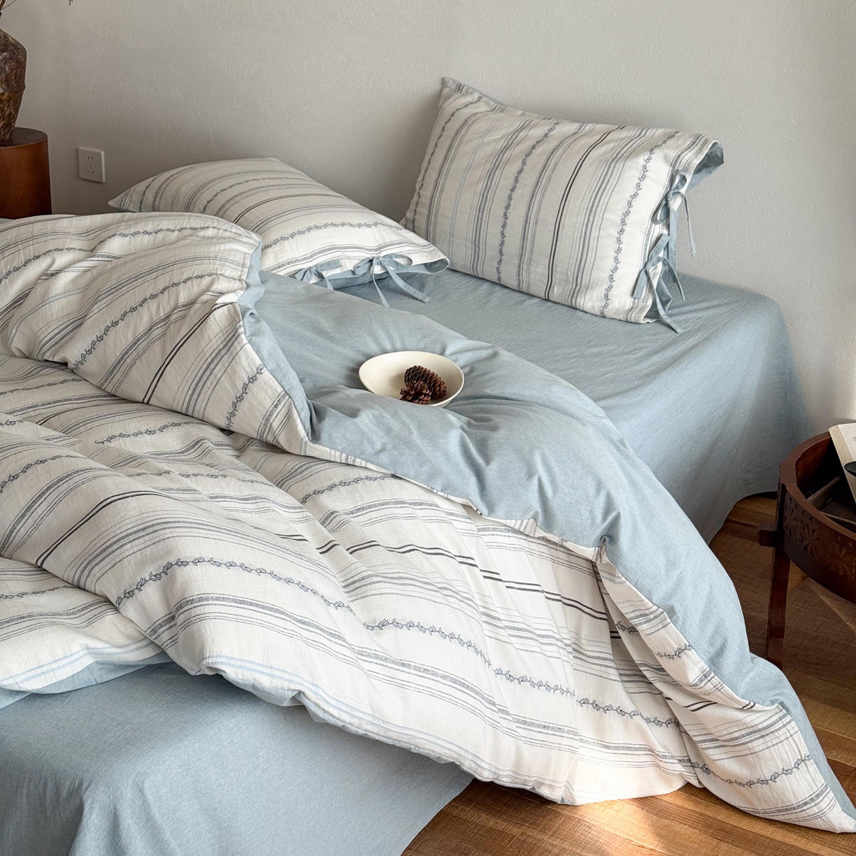 91家纺网 家纺一手货源 找家纺 华超针织 2026新款全棉剪花绑带款四件套-阿尔玛 阿尔玛 蓝