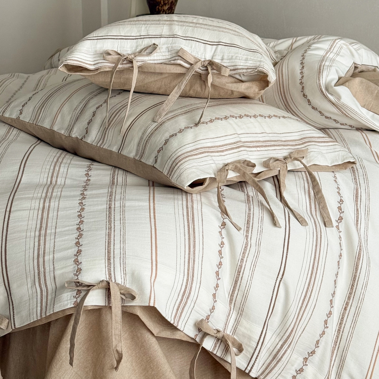 91家纺网 家纺一手货源 找家纺 华超针织 2026新款全棉剪花绑带款四件套-阿尔玛 阿尔玛 卡其