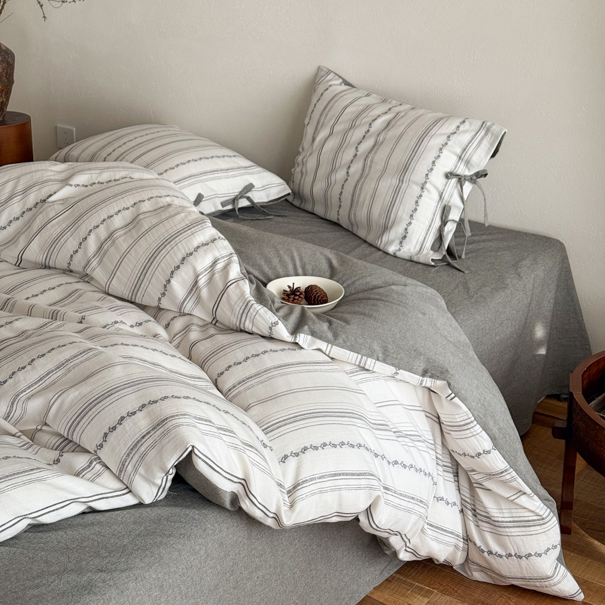 91家纺网 家纺一手货源 找家纺 华超针织 2026新款全棉剪花绑带款四件套-阿尔玛 阿尔玛 灰