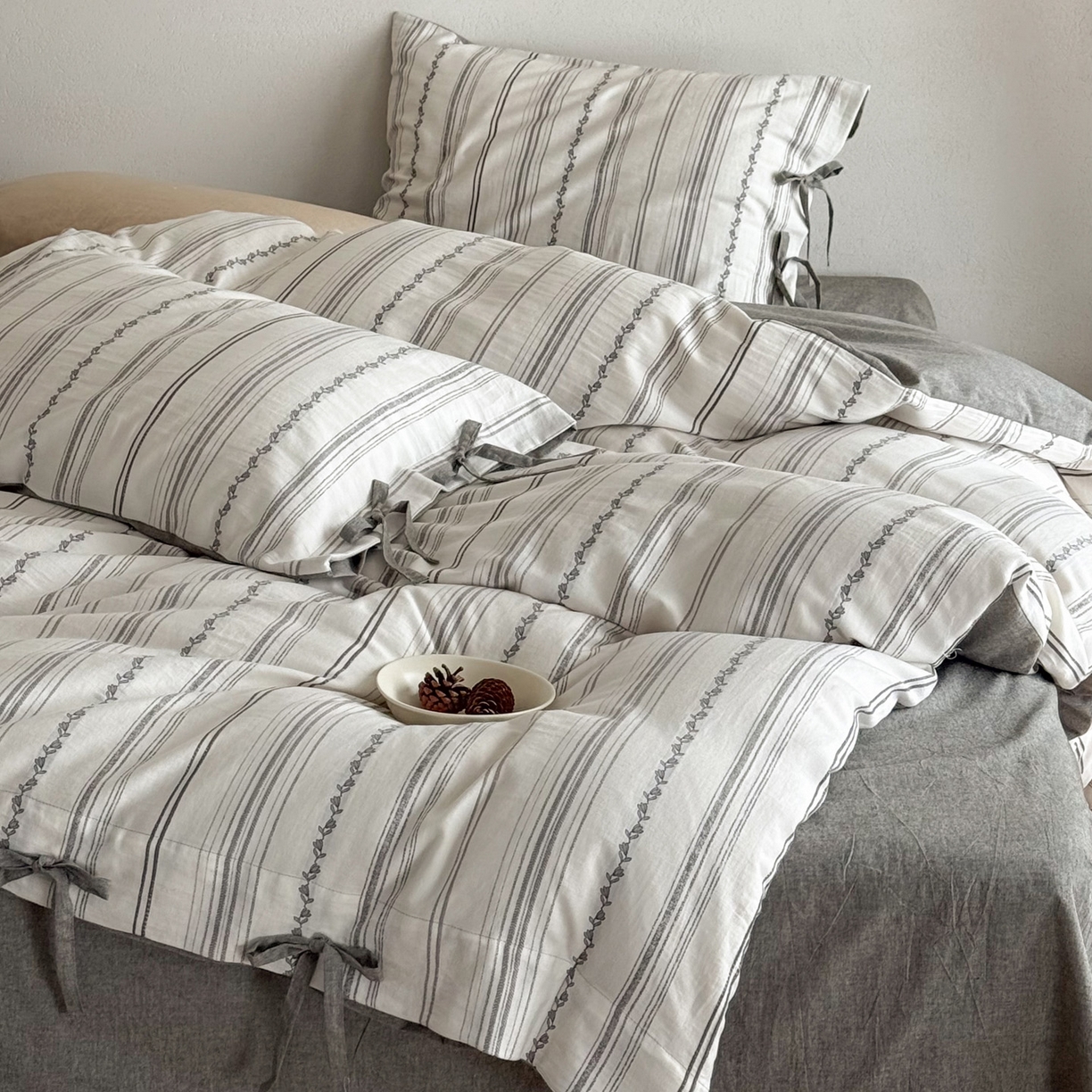 91家纺网 家纺一手货源 找家纺 华超针织 2026新款全棉剪花绑带款四件套-阿尔玛 阿尔玛 灰