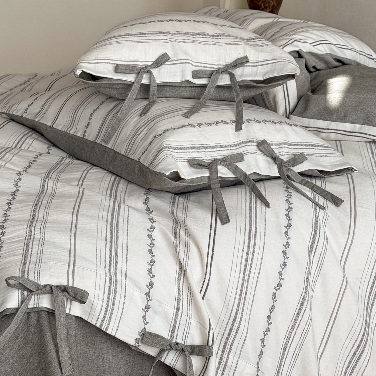 91家纺网 家纺一手货源 找家纺 华超针织 2026新款全棉剪花绑带款四件套-阿尔玛 阿尔玛 灰