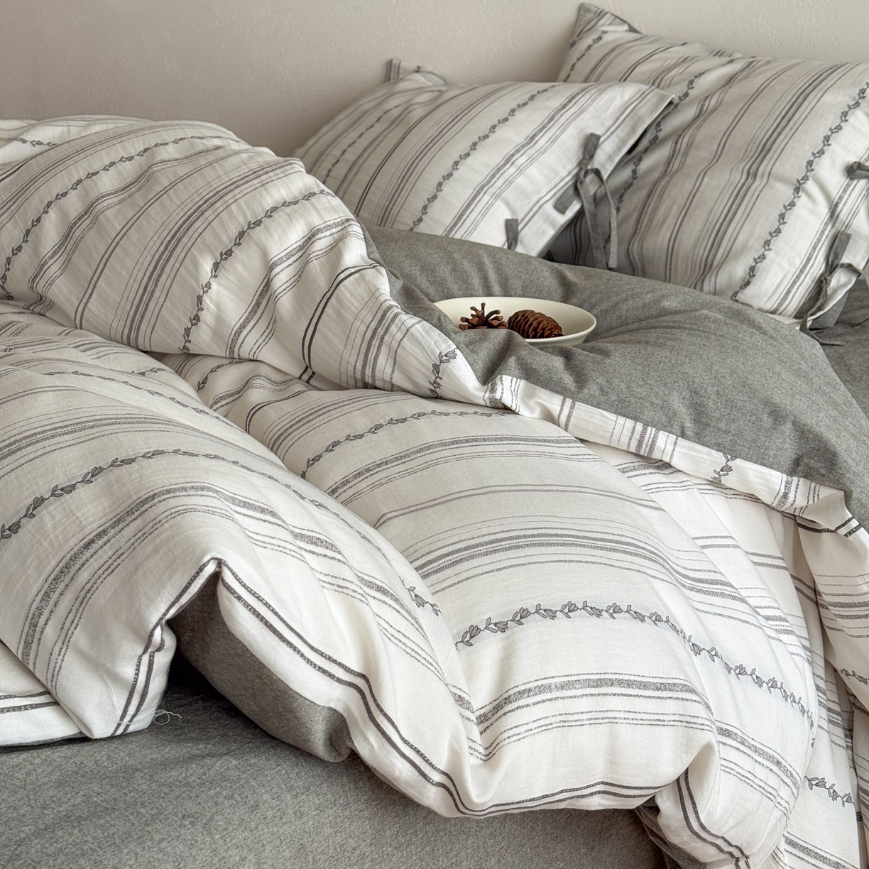 91家纺网 家纺一手货源 找家纺 华超针织 2026新款全棉剪花绑带款四件套-阿尔玛 阿尔玛 灰