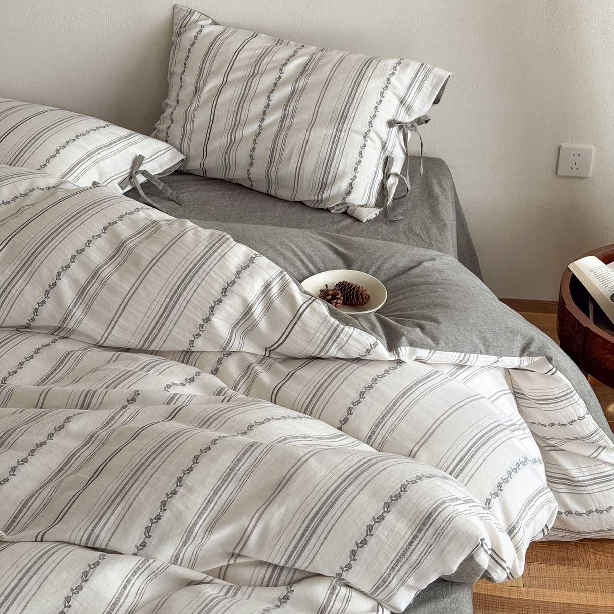 91家纺网 家纺一手货源 找家纺 华超针织 2026新款全棉剪花绑带款四件套-阿尔玛 阿尔玛 灰