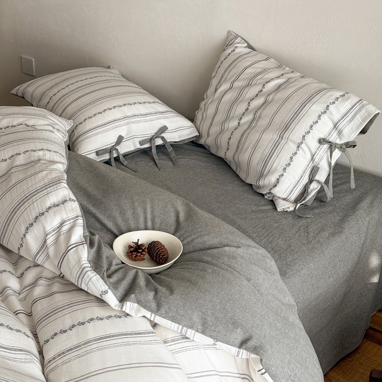 91家纺网 家纺一手货源 找家纺 华超针织 2026新款全棉剪花绑带款四件套-阿尔玛 阿尔玛 灰