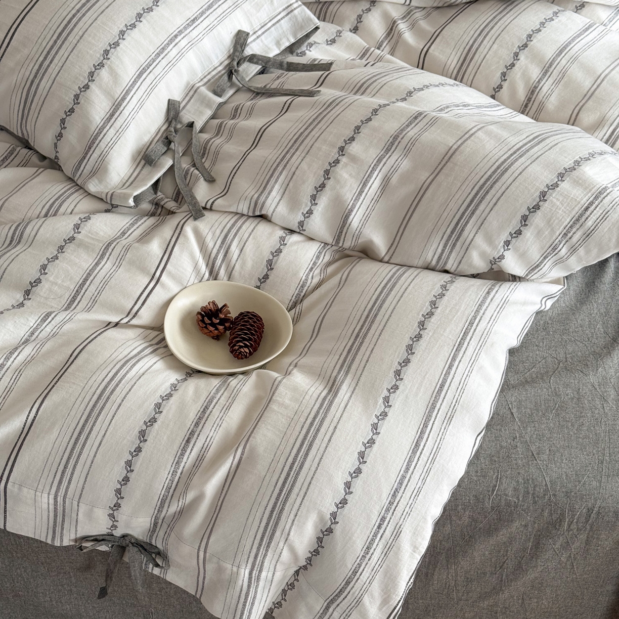 91家纺网 家纺一手货源 找家纺 华超针织 2026新款全棉剪花绑带款四件套-阿尔玛 阿尔玛 灰