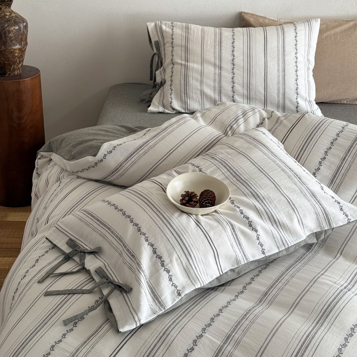 91家纺网 家纺一手货源 找家纺 华超针织 2026新款全棉剪花绑带款四件套-阿尔玛 阿尔玛 灰