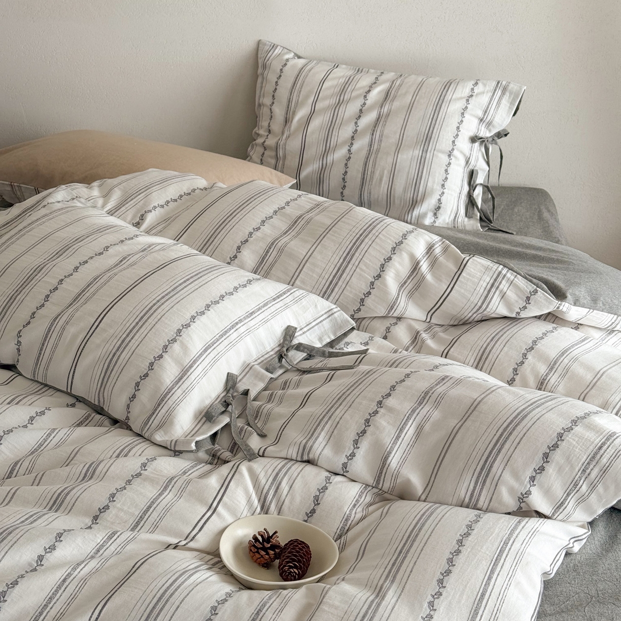 91家纺网 家纺一手货源 找家纺 华超针织 2026新款全棉剪花绑带款四件套-阿尔玛 阿尔玛 灰