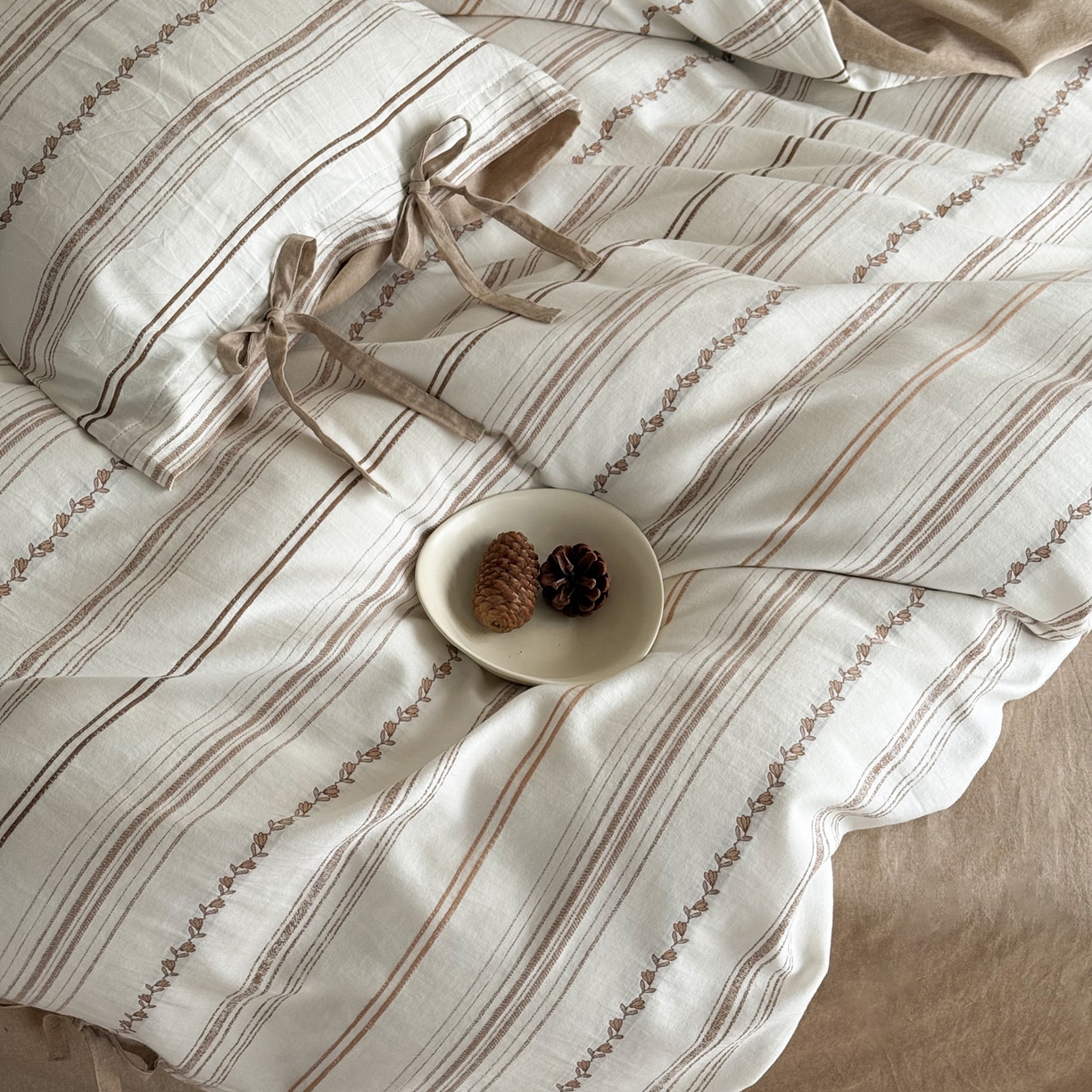 91家纺网 家纺一手货源 找家纺 华超针织 2026新款全棉剪花绑带款四件套-阿尔玛 阿尔玛 卡其