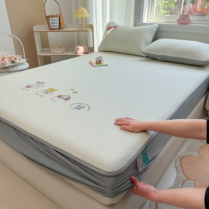 91家纺网 家纺一手货源 找家纺 凯罗 2026新款华夫格凉泡泡绣花凉席席子-床笠款 快乐吖