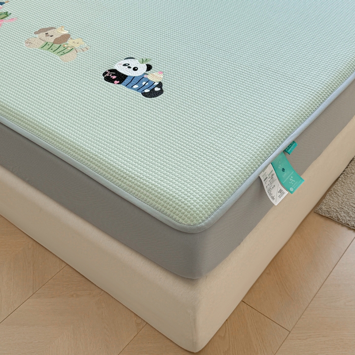 91家纺网 家纺一手货源 找家纺 凯罗 2026新款华夫格凉泡泡绣花凉席席子-床笠款 奔跑吧库洛米-果绿