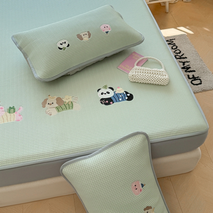 91家纺网 家纺一手货源 找家纺 凯罗 2026新款华夫格凉泡泡绣花凉席席子-床笠款 奔跑吧库洛米-果绿