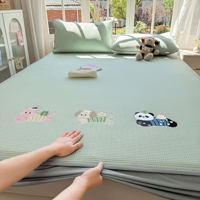 91家纺网 家纺一手货源 找家纺 凯罗 2026新款华夫格凉泡泡绣花凉席席子-床笠款 奔跑吧库洛米-果绿