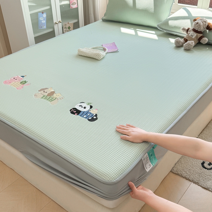 91家纺网 家纺一手货源 找家纺 凯罗 2026新款华夫格凉泡泡绣花凉席席子-床笠款 奔跑吧库洛米-果绿