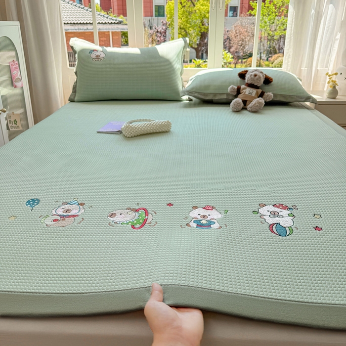 91家纺网 家纺一手货源 找家纺 凯罗 2026新款华夫格凉泡泡绣花凉席席子-床席款 卡皮巴拉